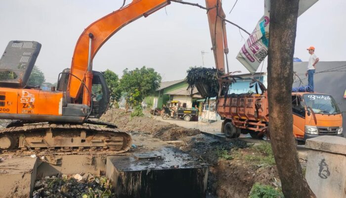 DLH Bersama SDABMBK Kabupaten Bekasi Angkat Sampah di Kali Sumber Jaya