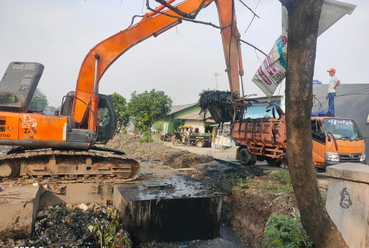 Dinas Lingkungan Hidup (DLH) bersama Dinas Sumber Daya Air Bina Marga dan Bina Kontruksi (SDABMBK) Kabupaten Bekasi membersihkan sampah dan mengangkut puluhan ton sampah di kali Sumber Jaya pada Senin (31/7/2023).