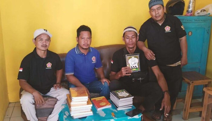 Wujudkan Generasi Qurani, Karang Taruna Desa Wibawamulya Serahkan Wakaf Alquran untuk Pengajian Anak-anak