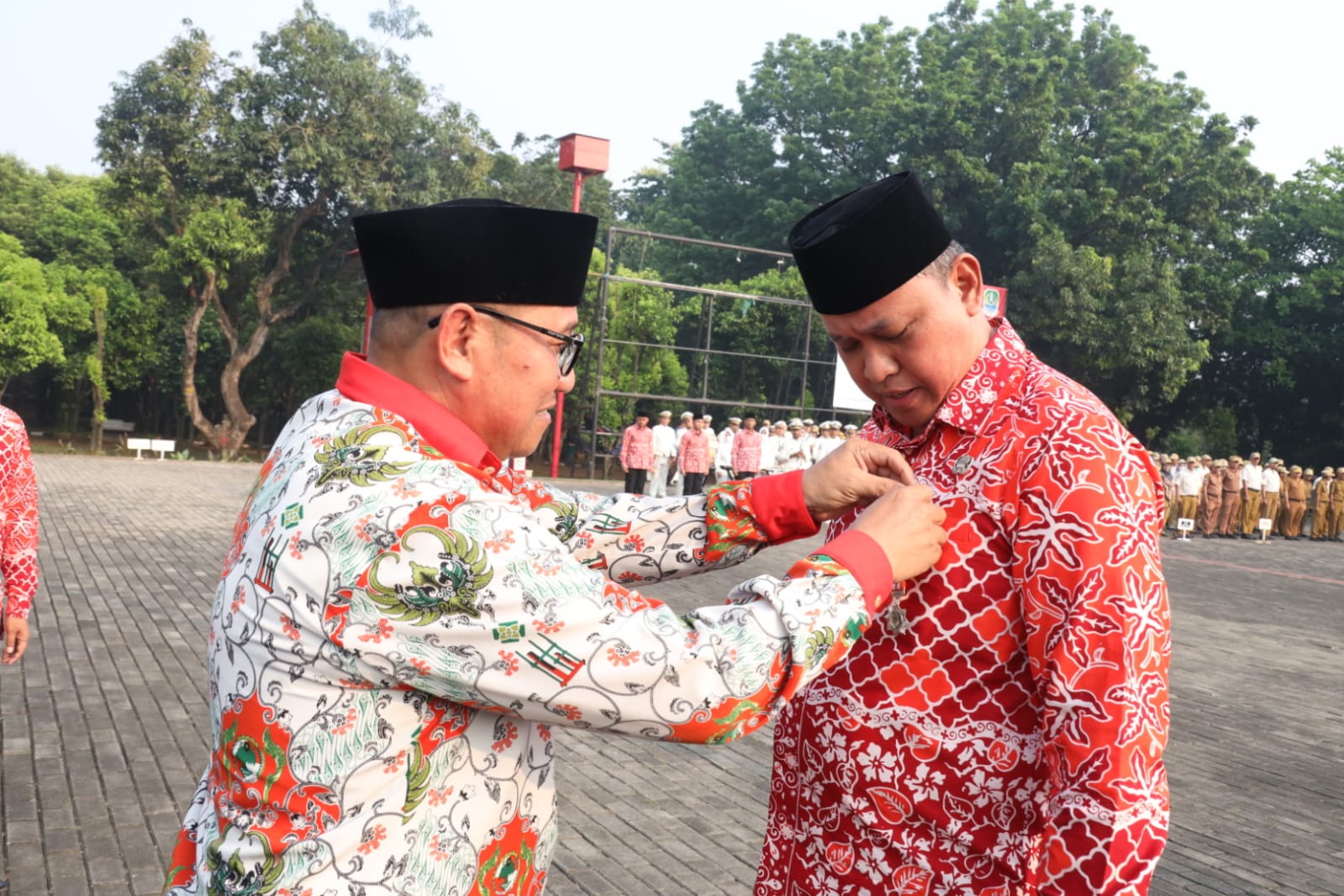 Pelaksana tugas (Plt) Wali Kota Bekasi, Tri Adhianto menerima penghargaan dari Ketua Dekopin Pusat, yakni penghargaan sebagai tokoh penggerak koperasi madya.