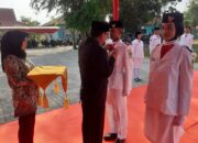 Camat Sukakarya Kukuhkan Pasukan Pengibar Bendera Peringatan HUT RI Ke-78