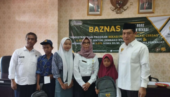 Baznas Kabupaten Bekasi Salurkan Bantuan untuk Warga Dhuafa dan Pelajar di Kecamatan Kedungwaringin