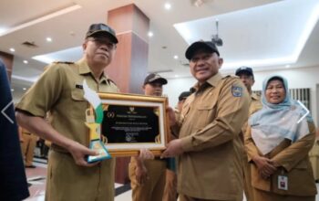 Wali Kota Depok Serahkan Sejumlah Penghargaan Dan Kunci MobTang Damkar