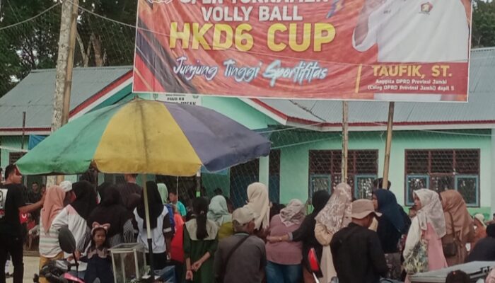 Taufik, ST Anggota DPRD Provinsi Jambi Nonton Bareng Laga Final Turnamen Bola Voly Putri HKD-6 Cup Pertama Pulau Puro Desa Lubuk Benteng Tebo Ulu 