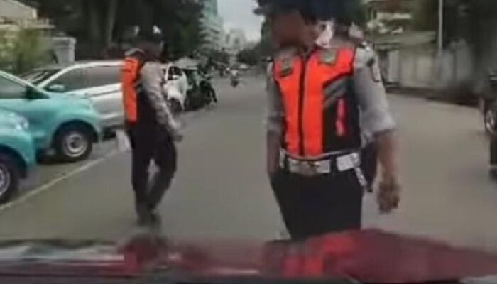 Petugas Dishub Tilang Mobil Pribadi, Emang Boleh !