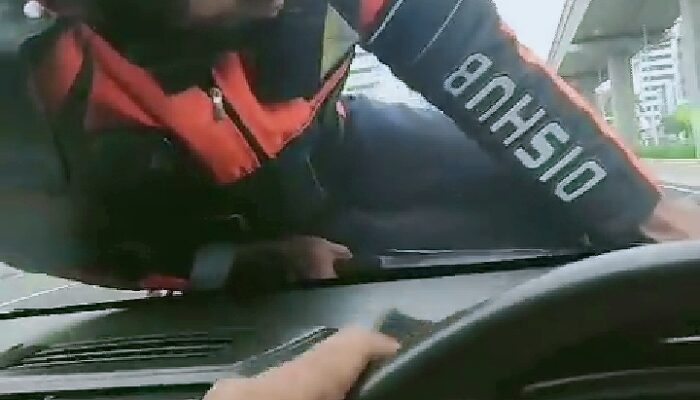 Viral Petugas Dishub Nemplok di Kap Mobil Saat Mau Periksa Pengemudi Taksi Online di Jakarta Selatan
