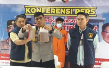 Polda Sumsel Ringkus Dua Orang Tersangka Saat Berada Digudang BBM Ilegal