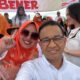 Anies Baswedan Ajak Berfoto Selfie Caleg Milenial Teti Lestari saat Berkampanye 