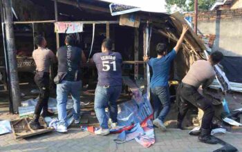 Polda Sumut Ratakan Gubuk Narkoba dan Judi di Kutalimbaru
