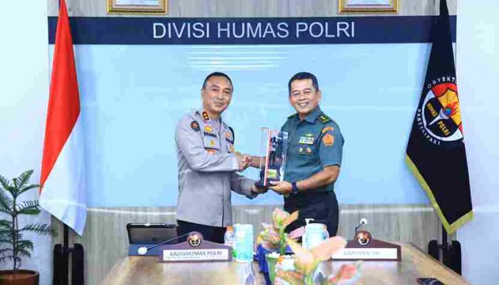 Kadiv Humas Terima Kunjungan Kapuspen TNI, Sinergitas Kunci Lewati Tantangan