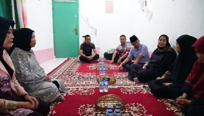 Meninggal Dalam Jalankan Tugas Pangdam II-Sriwijaya Kunjungi Keluarga Alm Dan Memberikan Tali Asih