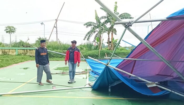 SALAH SATU TPS YANG BERADA DI CIKARANG UTARA ROBOH AKIBAT HUJAN DERAS