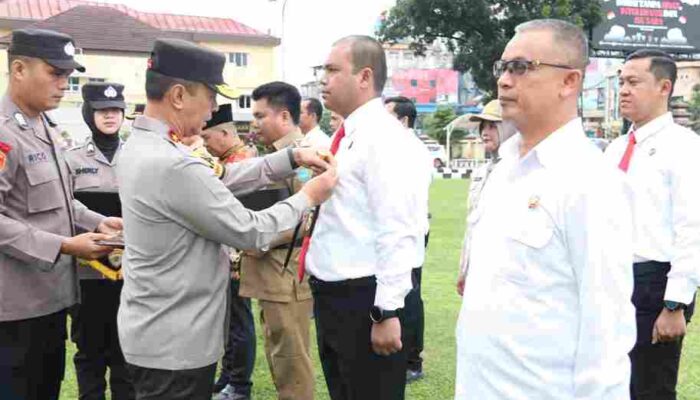 Kapolda Sumsel Berikan Penghargaan fan PIN Emas Kepada Personil Polda Sumsel Jajaran Yang Berprestasi