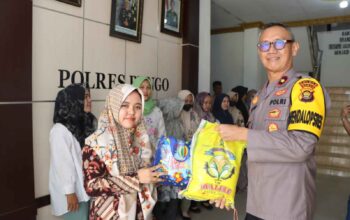 Kapolres Bungo AKBP Singgih Hermawan, S.I.K., M.A.P Berikan Bantuan Sembako Untuk Tenaga Honorer