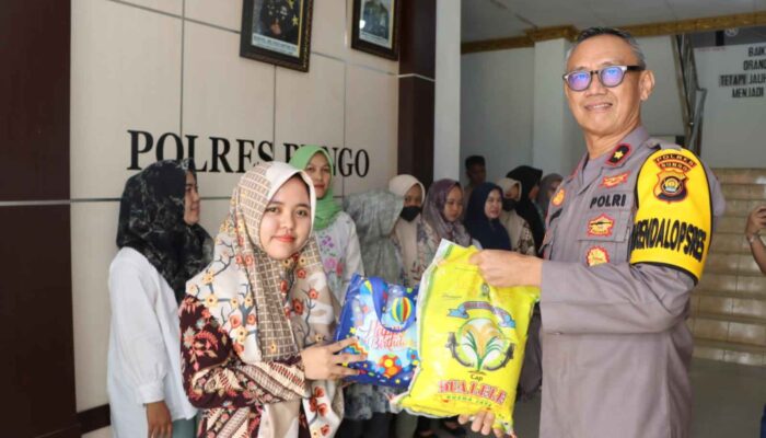Kapolres Bungo AKBP Singgih Hermawan, S.I.K., M.A.P Berikan Bantuan Sembako Untuk Tenaga Honorer
