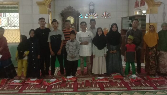 Politisi Partai PKS Pajri Santuni Anak Yatim di Desa Pagar Puding Lamo Kecamatan Serai Serumpun