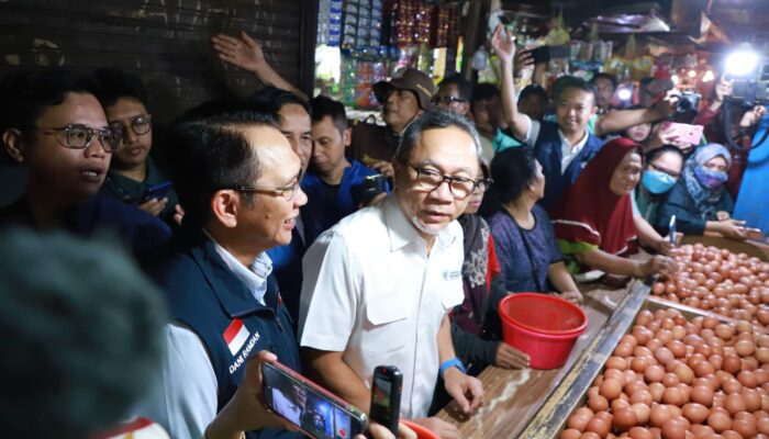 Mendag Zulkifli Hasan Didampingi Pj Bupati Bekasi Tinjau Komoditas Pokok di Pasar Tambun