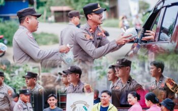 Peduli Sesama Kapolsek Sandai Bagi Takjil Kepada Para Pengguna Jalan