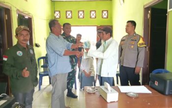 Pj Kades Desa Pagar Puding Lamo Memberikan Bantuan Langsung Tunai (BLT) Kepada Sejumlah Penerima