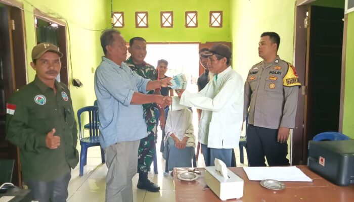 Pj Kades Desa Pagar Puding Lamo Memberikan Bantuan Langsung Tunai (BLT) Kepada Sejumlah Penerima