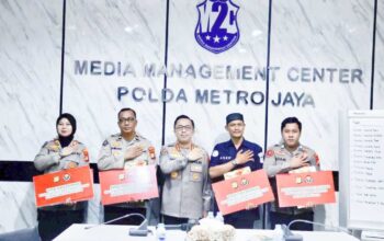 Kabid Humas Polda Metro Jaya Beri Penghargaan Kepada 5 Personil Bidang Humas Berprestasi
