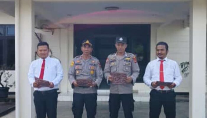 Berhasil Ungkap Kasus Pembunuhan, Kapolres Tebo Berikan Penghargaan Kepada Kapolsek Muara Tabir. 