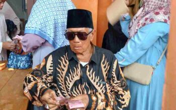 H. Abdul Malik Bagi-Bagi Uang Tunai dan Kain Sarung Jelang Lebaran Idul Fitri 1445 H Kepada Anak Yatim Piatu Jompo dan Duafa