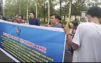 Aksi Damai di kantor Kejaksaan, Massa Meminta Usut Dugaan Penyelewengan DAK disdikbud Tebo