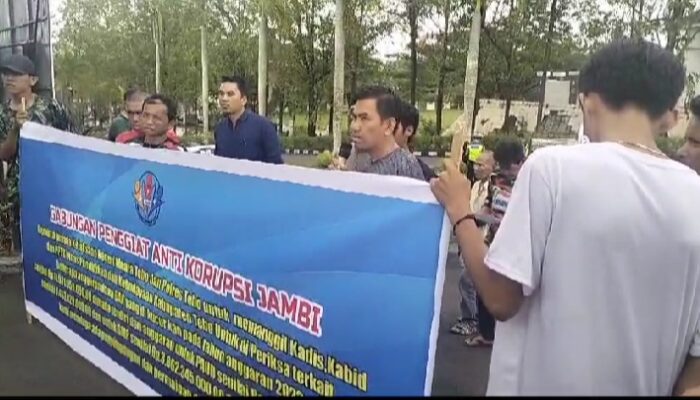 Aksi Damai di kantor Kejaksaan, Massa Meminta Usut Dugaan Penyelewengan DAK disdikbud Tebo