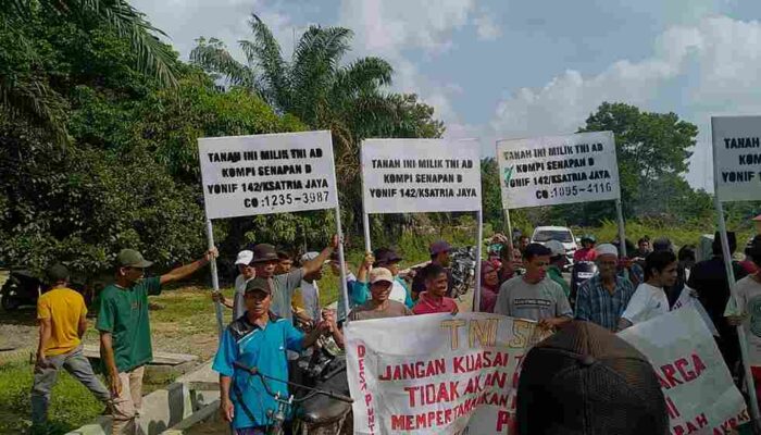 Ratusan Warga Desa Punti Kalo Tebo Protes Tanah yang Dipatok TNI