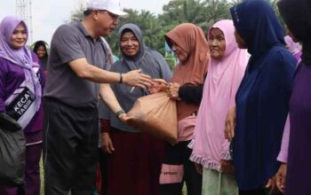 Lucu !! Siapa Kaos Kakinya Bolong, H Al Haris Beri Hadiah