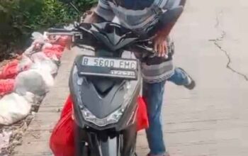 Jorok!! Pengendara Motor Buang Sampah Sembarangan di Pinggir Jalan Irigasi Kecamatan Karangbahagia