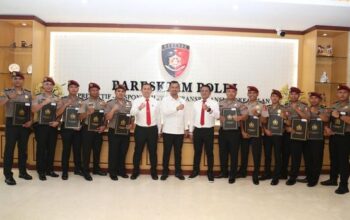 Kapolri Jendral Listyo Sigit Prabowo Beri Pin Emas 11 Anggota Polisi Narkoba Berprestasi