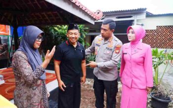 Sambut Hari Bhayangkara Ke-78 Kapolres Metro Bekasi Berikan Semangat Kepada Anggota Yang Sakit Menahun