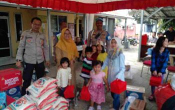 Kepala Dinsos Kabupaten Tangerang Serahkan Bantuan Untuk Korban Kebakaran Asrama Polsek Balaraja