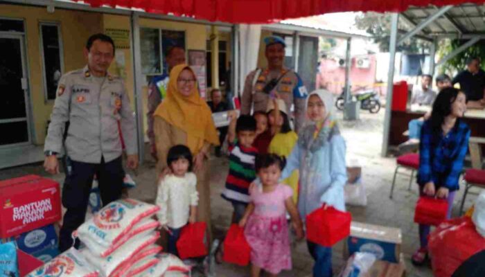 Kepala Dinsos Kabupaten Tangerang Serahkan Bantuan Untuk Korban Kebakaran Asrama Polsek Balaraja