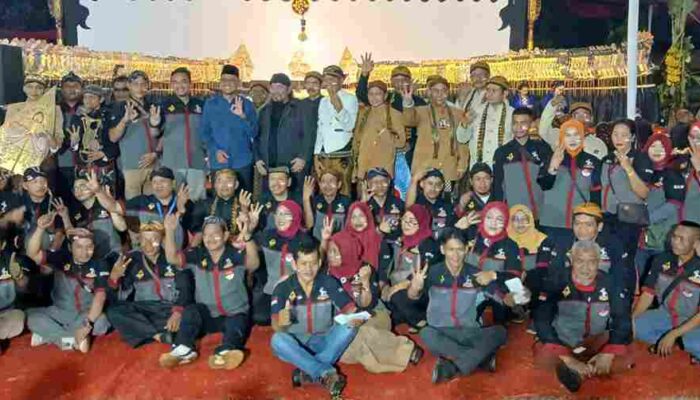 Warga Nonton Pagelaran Wayang Kulit Bareng IBH di HUT KWN Ke-3 