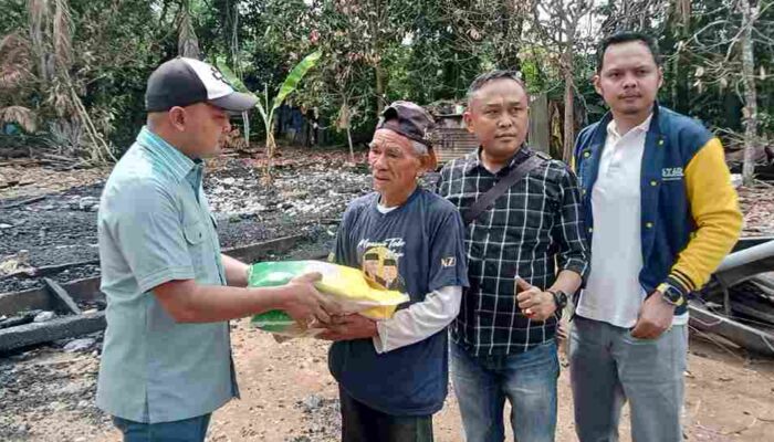 Agus Rubiyanto Berikan Talikasih Kepada Korban Kebakaran di Balai Rajo