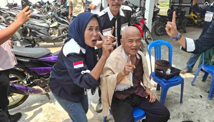 Kreatif ! Teman Bang Enos Sediakan Cukur Rambut Gratis di Sela Pengukuhan Tim Pemenang HDCU dan Enos-Yudha 