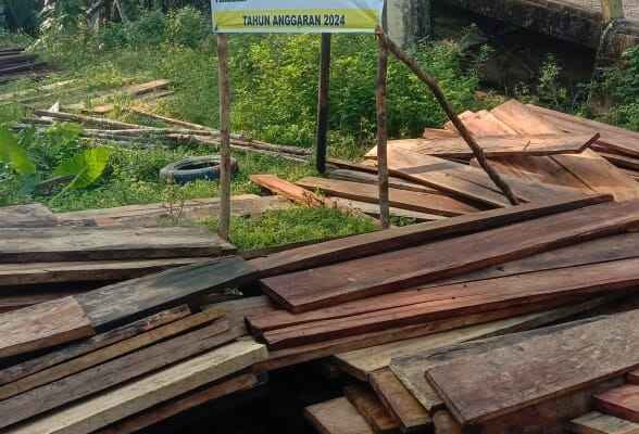 Waduh !! Diduga Pemerintah Desa Papit Rehab Jembatan Gantung Asal Jadi