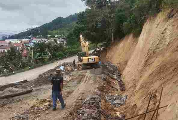 Diduga Kontraktor Nakal, Proyek Jalan Baru Bukit Santiong Bahan Material Tidak Memenuhi Standart 