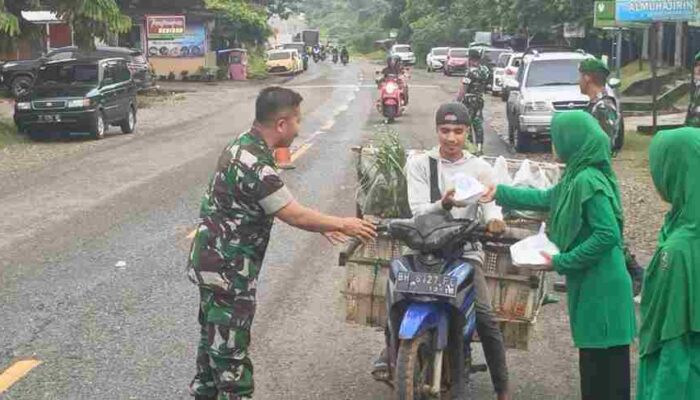 Kegiatan Jumat Berkah Kodim 0420/Sarko: TNI dan Ibu Persit Berbagi Sarapan untuk Warga