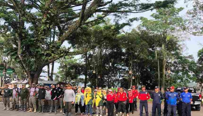 Satpol PP, Disdamkar, dan Disparbud Bersihkan Eceng Gondok di Situ Bagendit