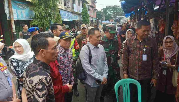 Babinsa Kelurahan Pasar Sarolangun Dampingi Sidak Pasar Tradisional Sambut Ramadhan