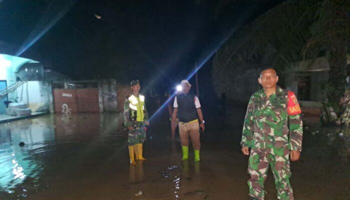 Pengamanan dan Bantuan Koramil 420-04/Sarolangun, Bantu Warga Terdampak Banjir di Desa Baru