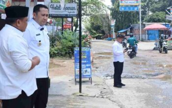 Bupati Merangin : Kadis PUPR Diminta Cepat Tuntaskan Jalan Yang Tergenang saat Tinjau Jalan Rangkayo Hitam