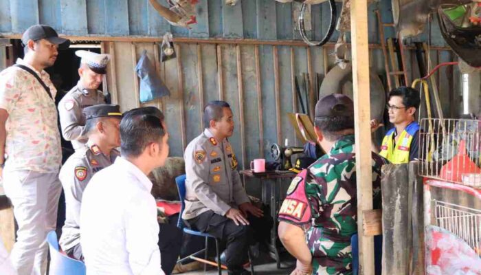 Kapolres Bungo dan Danramil Tanah Tumbuh Melakukan Kunjungan Yang Terdampak Banjir