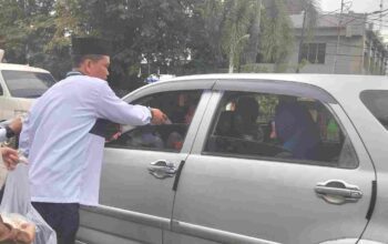 Semarak Ramadhan Anggota DPRD Muara Enim Dapil 5 Farhan Berbagi Takjil Ke Masyarakat