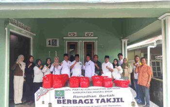 Semarak Ramadhan DPC PKB Muara Enim Berbagi Takjil Kepada Masyarakat