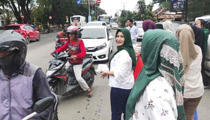 Dibulan Penuh Berkah Anggota DPRD Muara Enim Dapil 2 Desy Riyanah Berbagi Takjil Ke Masyarakat